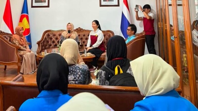 Mahasiswa PKM-KPM Internasional UIN Ar-Raniry Kunjungi KRI Songkhla, Dapat Arahan Keamanan di Thailand Selatan